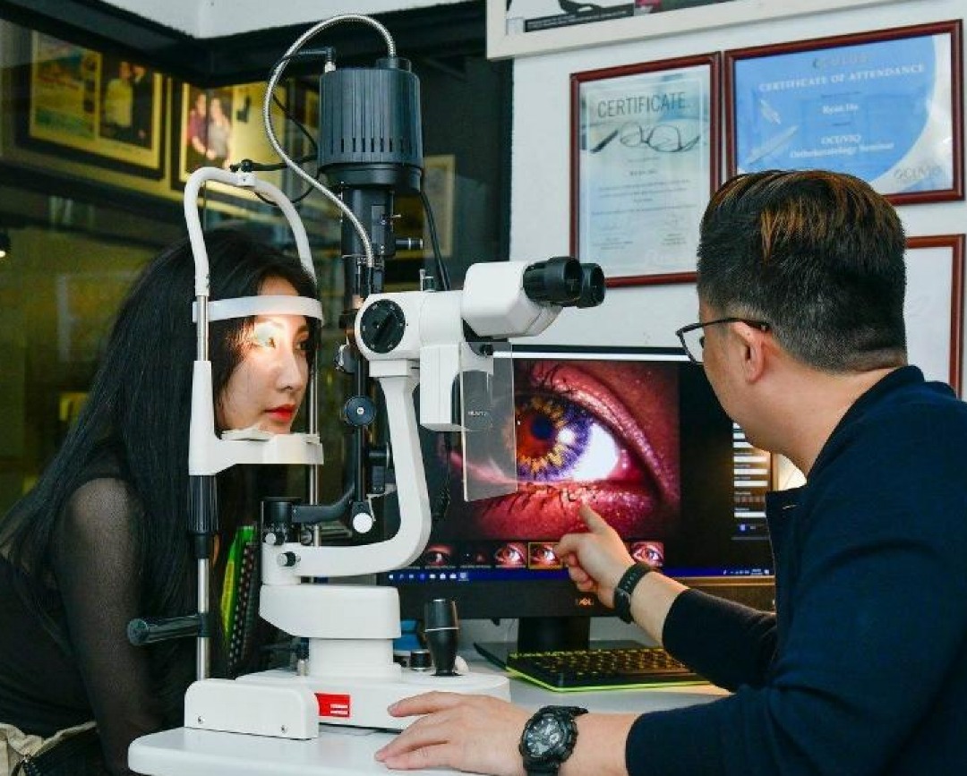 Optometrist Contact Lenses testing